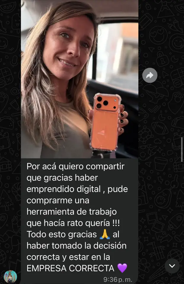 Captura de una integrante de la comunidad mostrando el celular nuevo que se compró como herramienta de trabajo