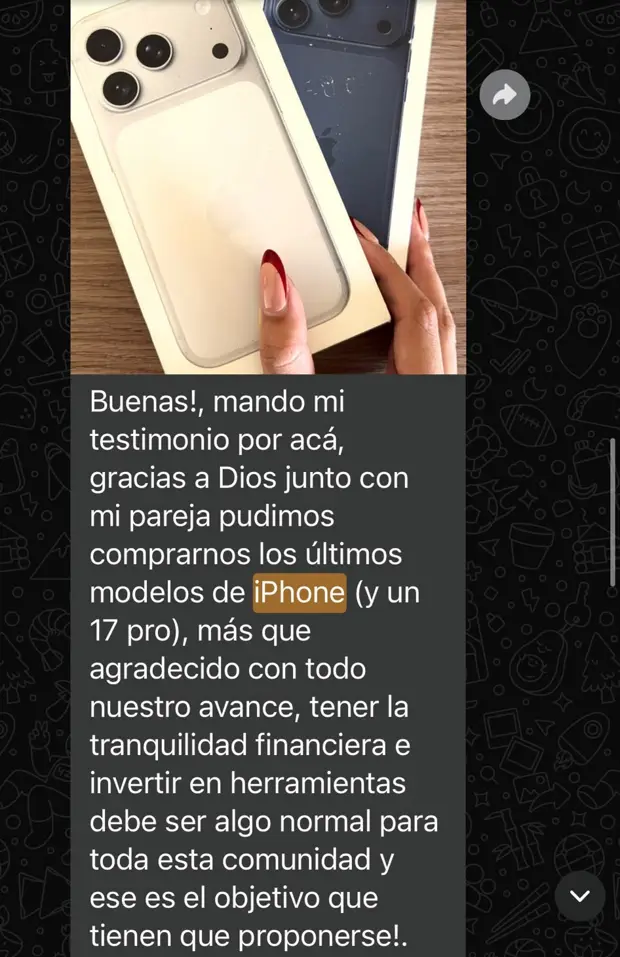 Captura del mensaje de una pareja de la comunidad agradeciendo su avance y mostrando los celulares nuevos que compraron